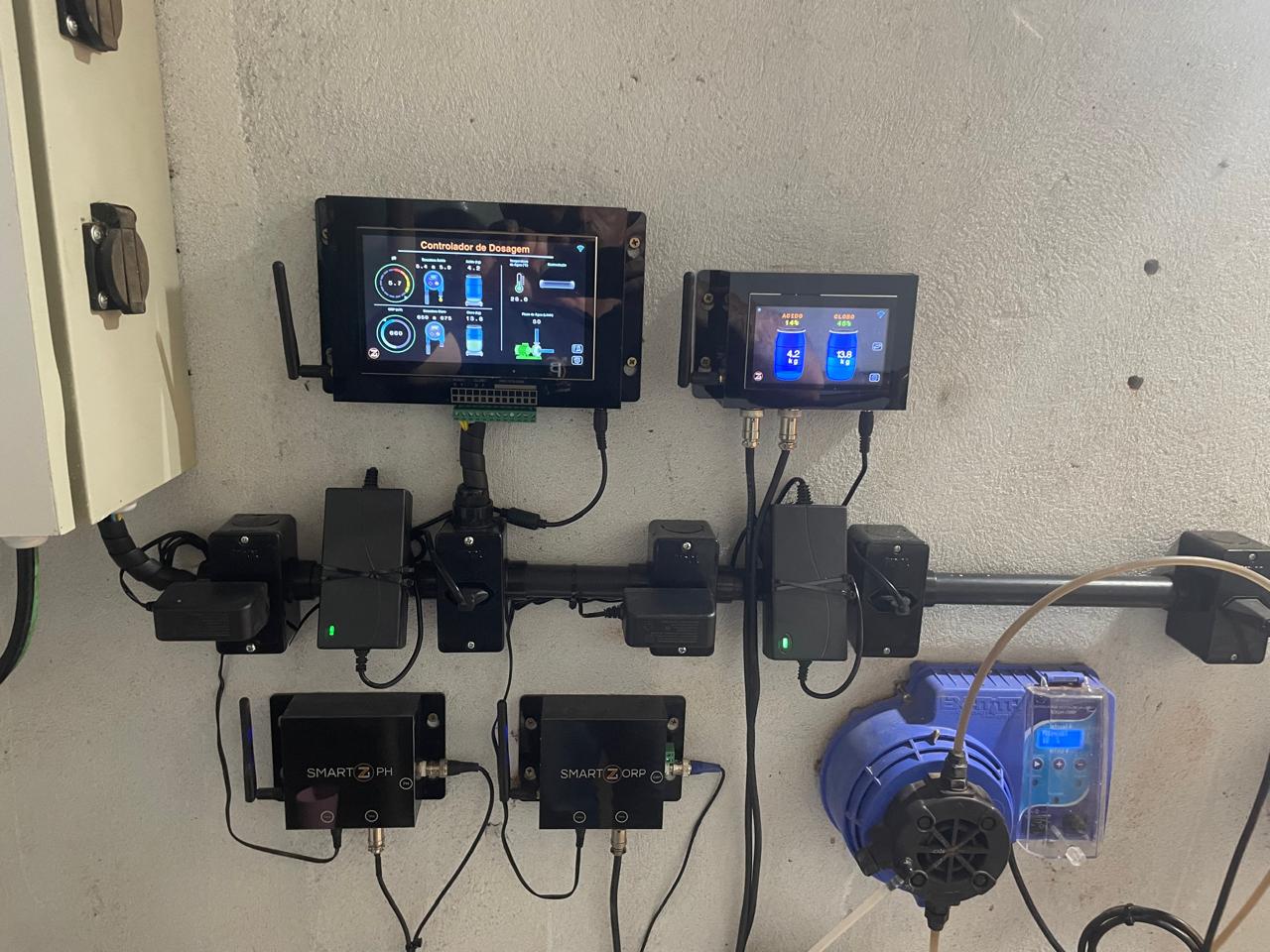 Controladores de dosagem, sensores de pH e ORP instalados em granja atendida pela P4