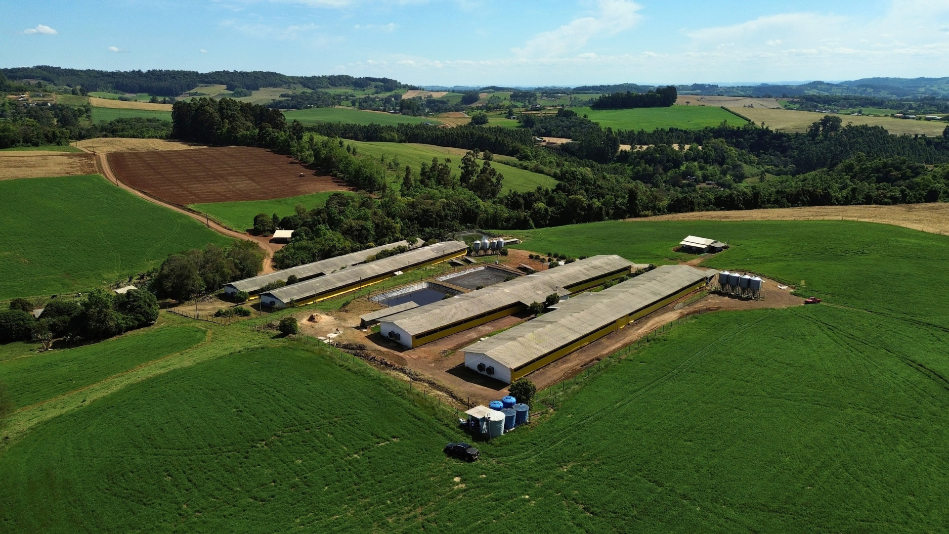 Vista aérea ampla de granja em área agrícola